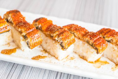yılan balığı (unagi suşi)