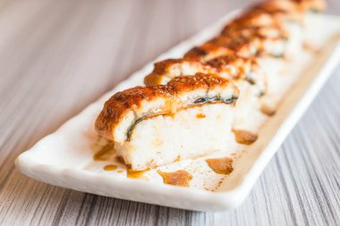 yılan balığı (unagi suşi)