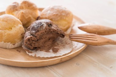 kremalı pasta plaka üzerinde