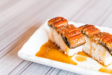 yılan balığı (unagi suşi)