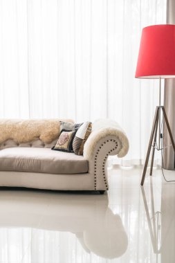 Kanepe üzerinde güzel yastık