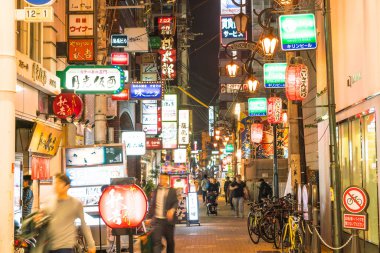 Osaka, Japonya - 19 Kasım 2016: Bir grup insan shopp için yürüyüş