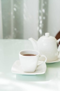 Çay fincanı masanın üstünde.