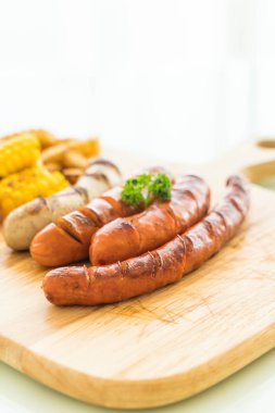 ızgara sosis mix sebze ve patates kızartması ile