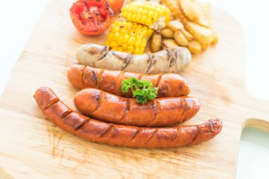 ızgara sosis mix sebze ve patates kızartması ile