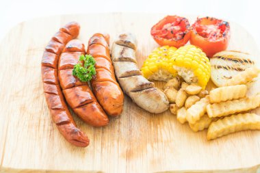 ızgara sosis mix sebze ve patates kızartması ile