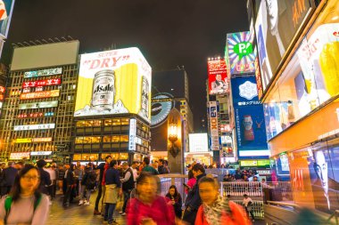 Osaka, Japonya - 19 Kasım 2016: Bir grup insan shopp için yürüyüş