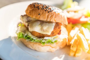 kızarmış tavuk burger peynirli