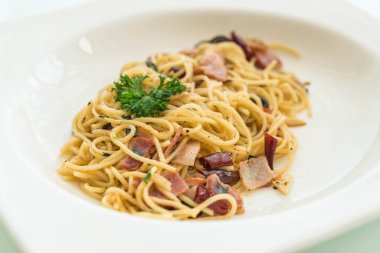 pastırma ve sarımsak ile tavada kızartılmış spagetti 