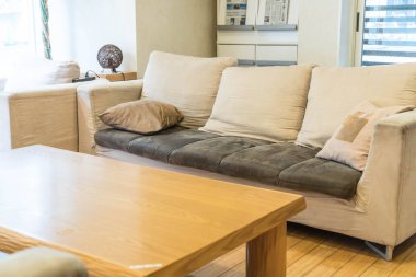 Oturma odasında kanepe dekorasyon güzel yastık