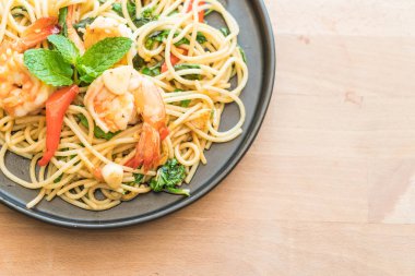 karides tavada kızartılmış acılı spagetti 