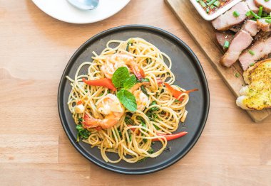 karides tavada kızartılmış acılı spagetti 