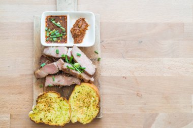 sarımsaklı ekmek ile kömür haşlanmış domuz eti boyun