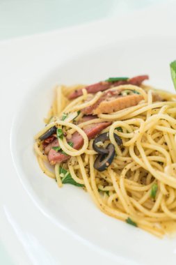 Spagetti pastırma ve sarımsak ile