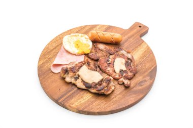 ahşap plaka üzerinde ızgara biftek mix