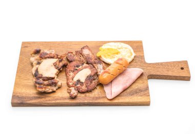 ahşap plaka üzerinde ızgara biftek mix