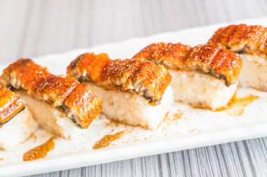 yılan balığı (unagi suşi)