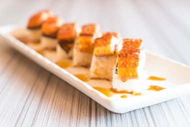 yılan balığı (unagi suşi)