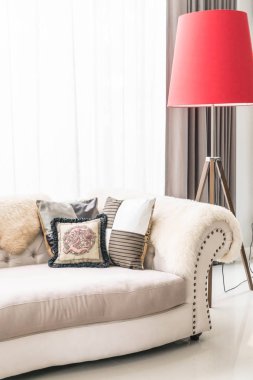 Kanepe üzerinde güzel yastık