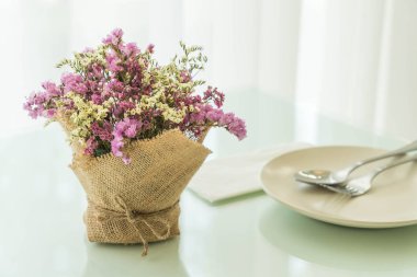 çiçekler buket dekorasyon masada