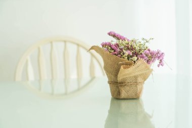 çiçekler buket dekorasyon masada