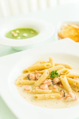 Penne carbonara makarna somon ile