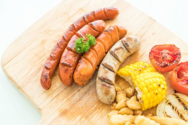 ızgara sosis mix sebze ve patates kızartması ile