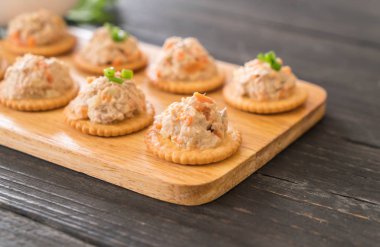 ton balıklı kraker ile yayıldı