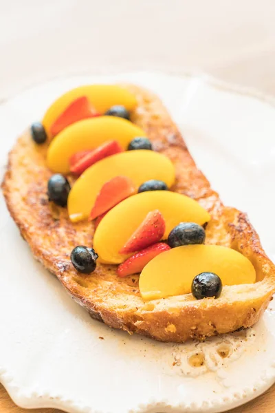 French toast with peach, strawberry and blueberries — Stock Photo, Image