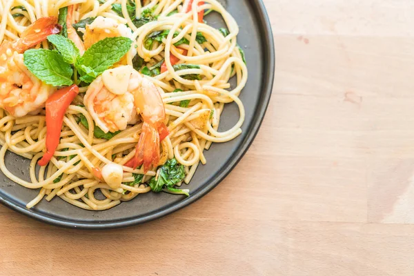 karides tavada kızartılmış acılı spagetti 