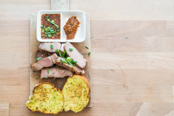 sarımsaklı ekmek ile kömür haşlanmış domuz eti boyun