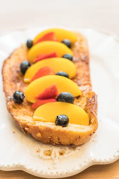 French toast with peach, strawberry and blueberries — Stock Photo, Image