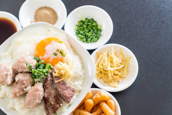 domuz eti ve yumurta ile pirinç lapası