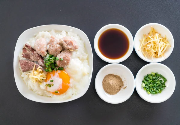 domuz eti ve yumurta ile pirinç lapası