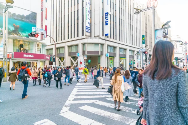 Tokyo, Japonya - 2016 Kasım 17: Shinjuku Tokyo'nın busine biridir