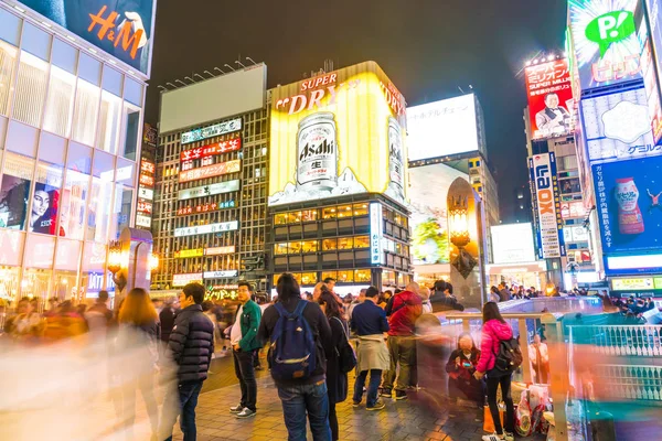 日本大阪-2016 年 11 月 19 日： 一群人走到上床睡觉之前 — 图库照片