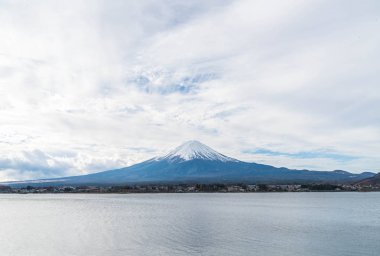 Japonya 'daki Kawaguchiko Gölü' nde Fuji Dağı..