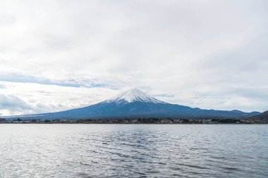 Japonya 'daki Kawaguchiko Gölü' nde Fuji Dağı..
