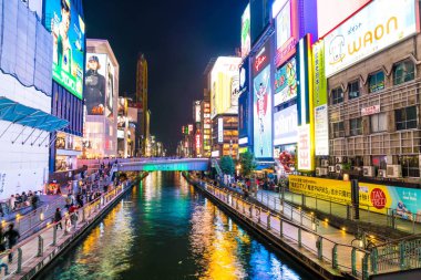 Osaka, Japonya - 19 Kasım 2016: Bir grup insan shopp için yürüyüş