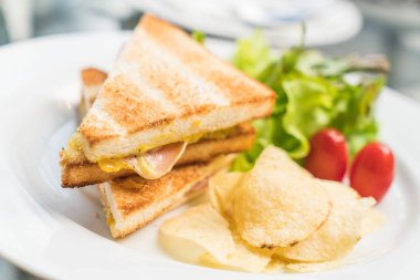 Jambonlu peynirli sandviç