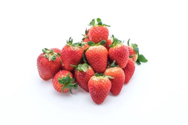 beyaz üzerine taze çilek