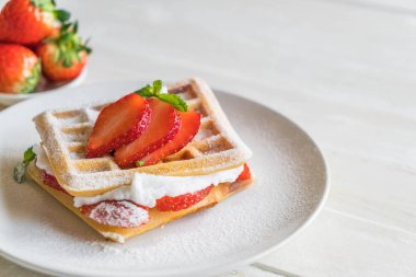 ahşap üzerine çilek ile waffle