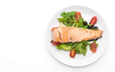 beyaz üzerine Somon ızgara biftek