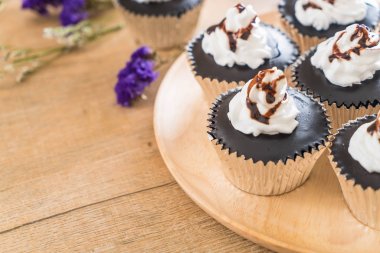 krem şanti ile çikolatalı kek