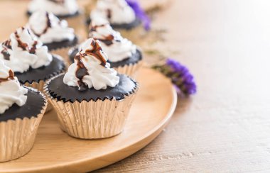 krem şanti ile çikolatalı kek