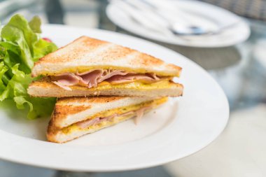 Jambonlu peynirli sandviç