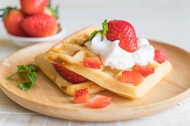 ahşap üzerine çilek ile waffle