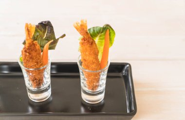  ahşap üzerine meyilli kızarmış karides