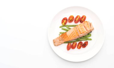 beyaz üzerine Somon ızgara biftek