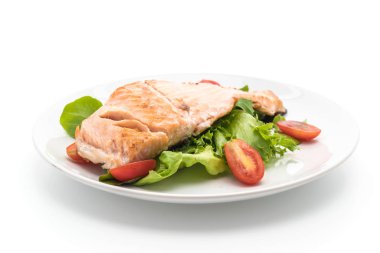 beyaz üzerine Somon ızgara biftek